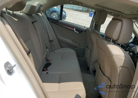 2013 Mercedes-Benz C 250 z USA, uszkodzony, nr VIN WDDGF4HB5DR272738